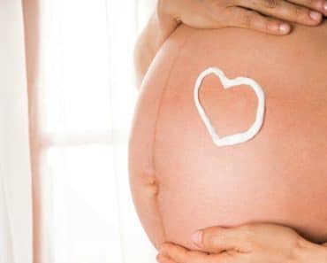 ¿Por qué aparece una línea negra en el abdomen durante el embarazo?