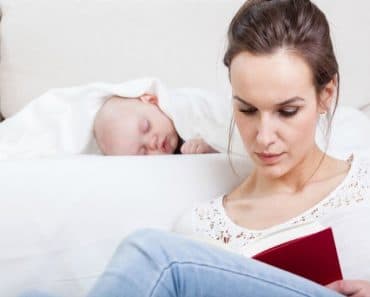 Por qué no debes dejar que tu bebé duerma en el sofá