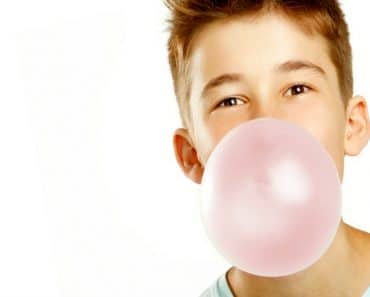 Masticar chicle: Un hábito perjudicial para la salud de los adolescentes