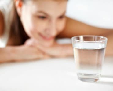 ¿Qué pasa cuando bebes dos vasos de agua nada más levantarte?