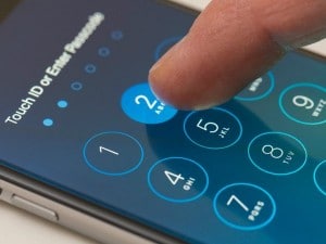 Usuario introduciendo contraseña en el móvil