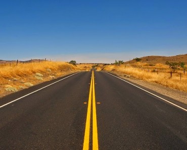 Una carretera que brilla en la oscuridad