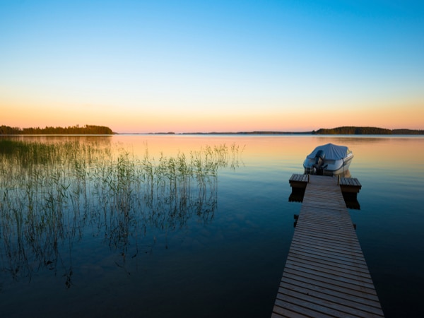 Lago en Finlandia en verano 