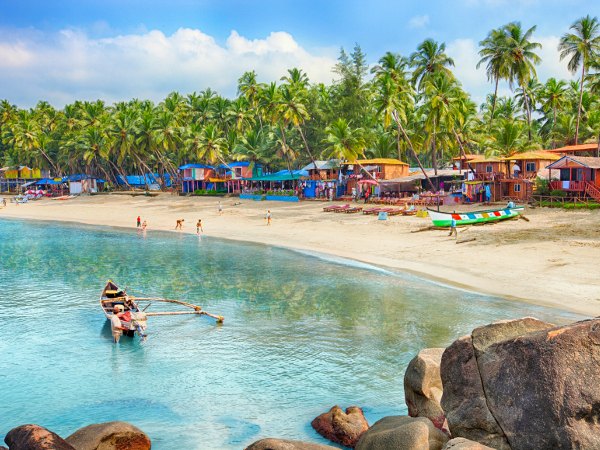 Poblado en playa con palmeras en Goa, India