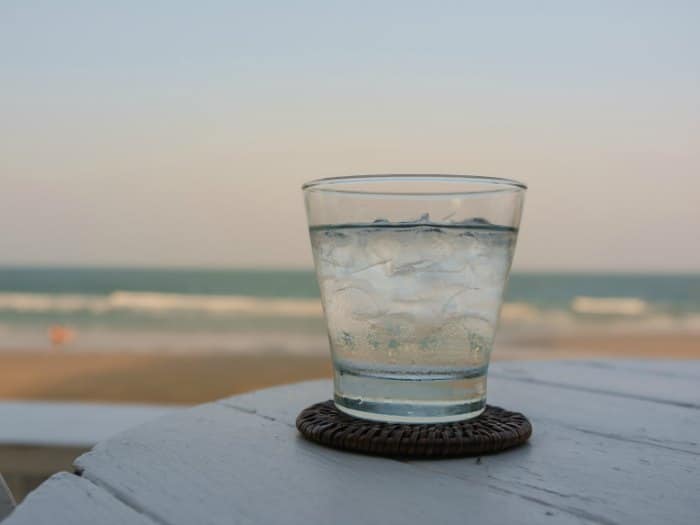 Vaso de agua con hielo en Panamá