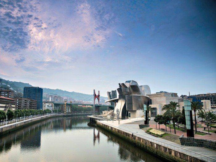 Museo Guggenheim. junto a la ría de Bilbao, País Vasco
