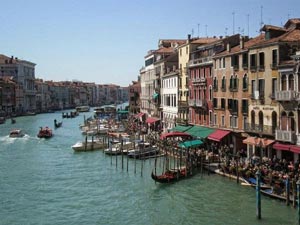 Visita venecia y sus góndolas