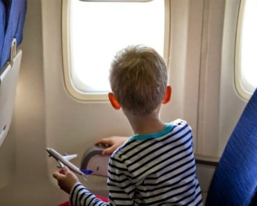 Niños que viajan solos en avión: recomendaciones